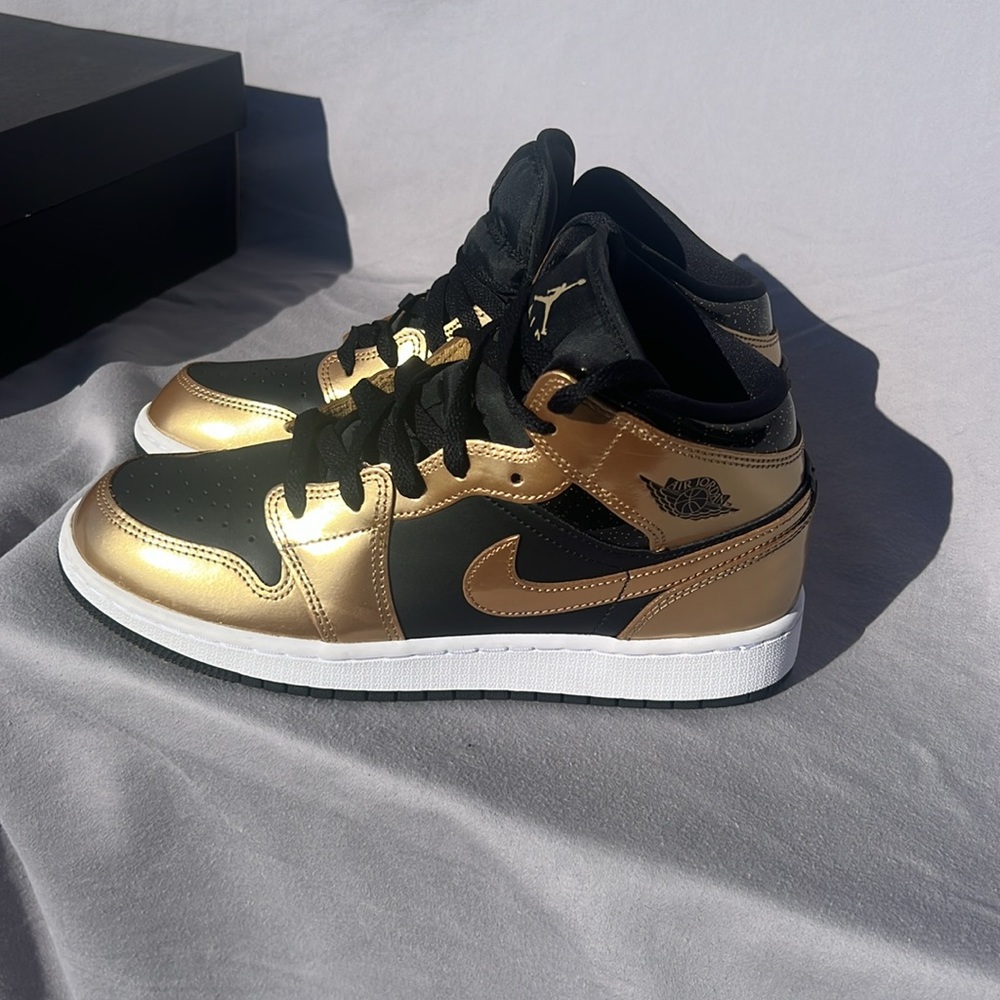 Like New Nike Air Jordan 1 Mid SE (GS) Size 7 Black & Gold Retro Shoes - Picture 5 of 10